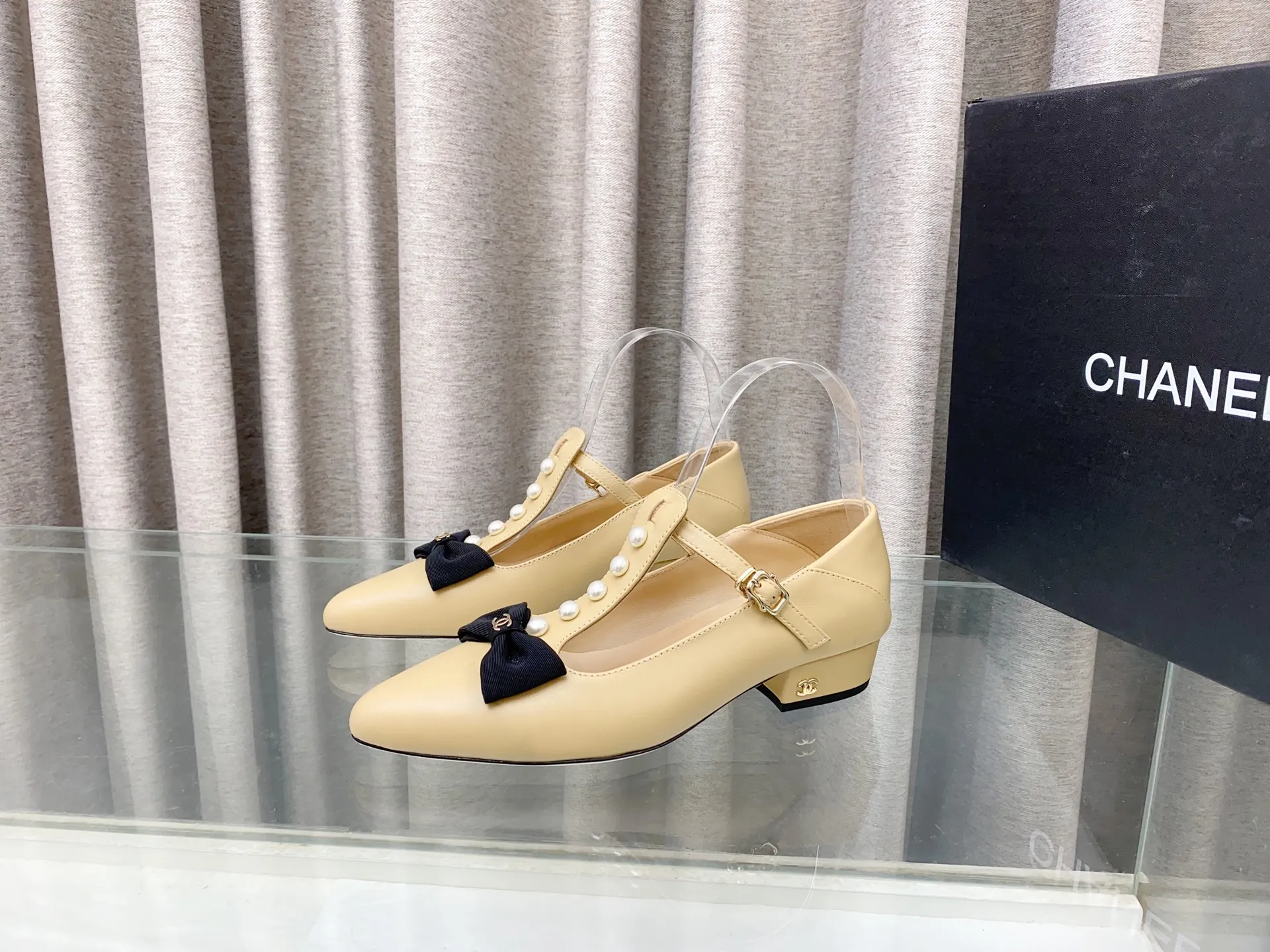 👟👟Ex-factory price 620👟👟 25Ss new spring and summer Chanel small fragrant pearl bow Mary Jane shoes. The cute bow decoration is playful and elegant ~ the upper is decorated with pearls, full of exquisiteness, and you can walk properly and beautifully! It's 100% sweet and so beautiful that you can't take your eyes away. It's comfortable and not tiring for your feet. It lengthens your leg lines! Have beauty and wear it with your own style and attitude! Upper: Lambskin Lining: Lambskin lining Sole: Italian genuine leather sole Size: 35-39 (40, 41 customizations are not returnable)